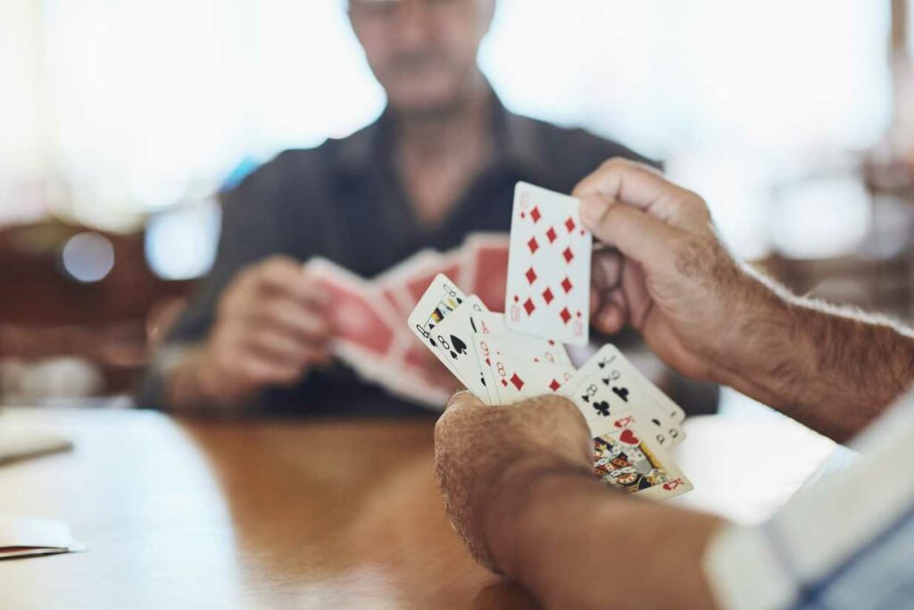 Zwei Personen spielen mit Karten.