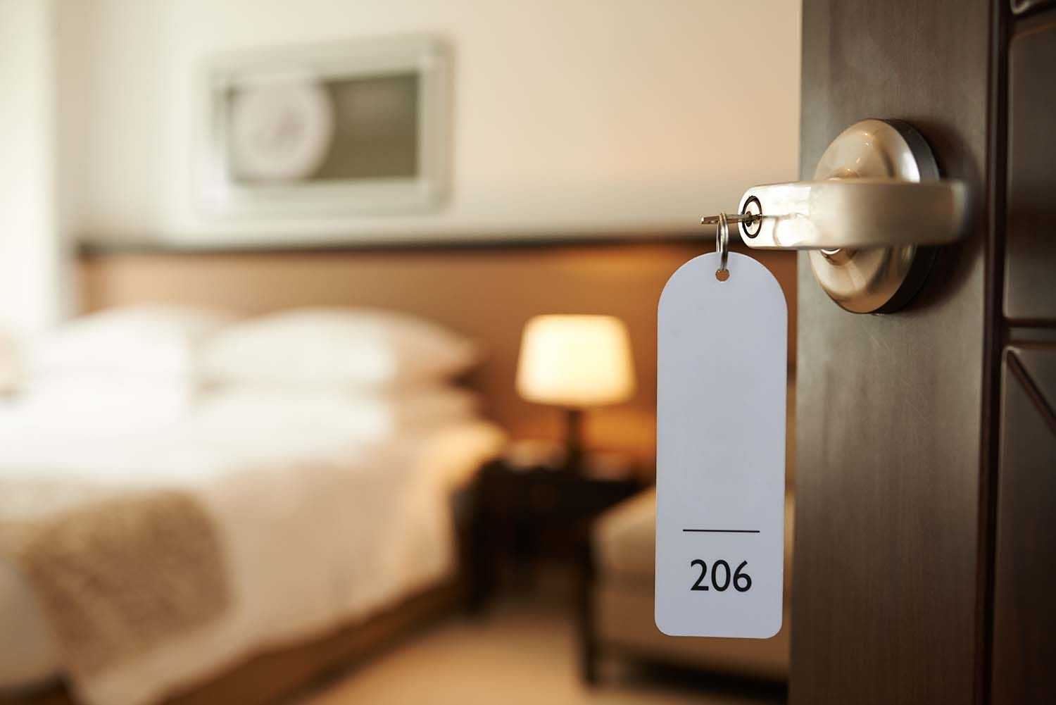 Auf dem Bild ist ein Hotelzimmer zu sehen, dessen Nummer 206 ist.