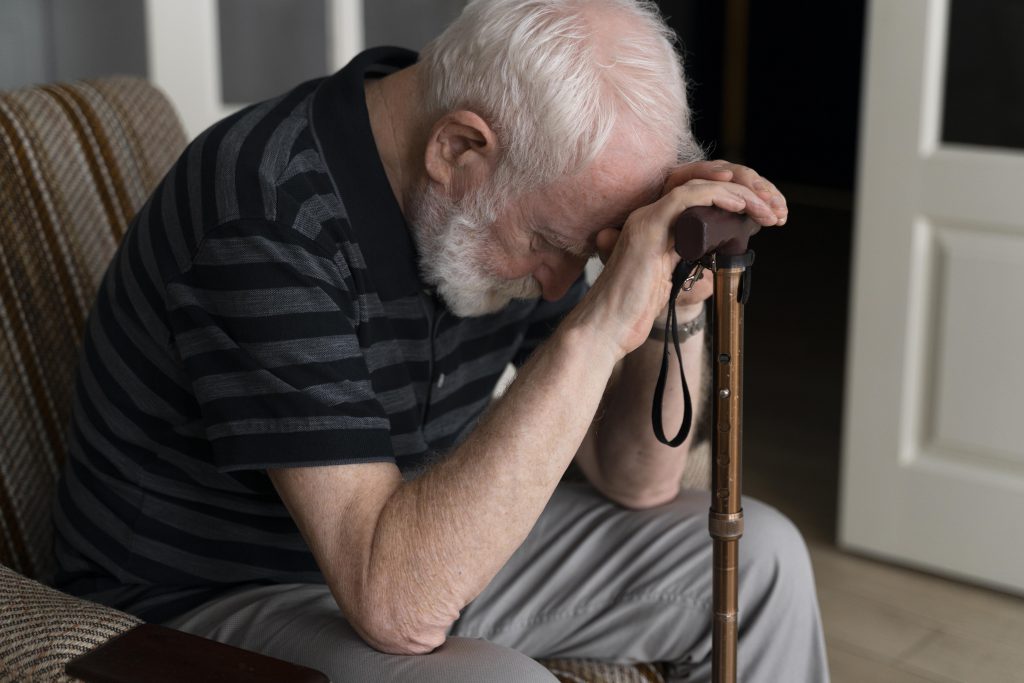 Das Bild zeigt einen Senior, der depressiv aussieht.