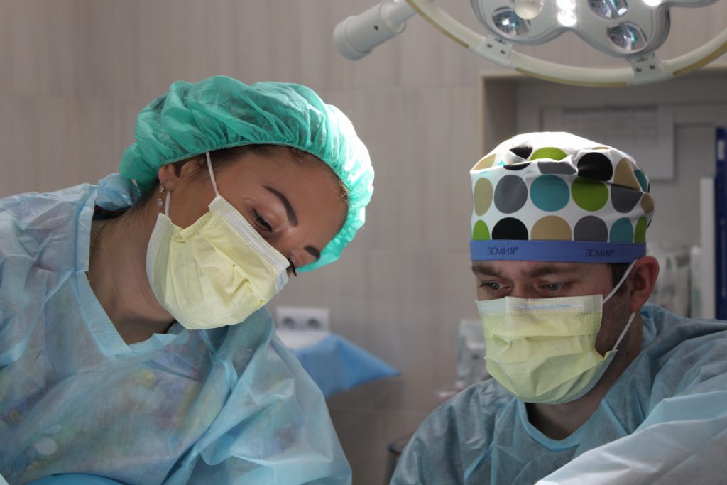 
Auf dem Bild führen zwei Ärzt:innen eine chirurgische Operation durch.